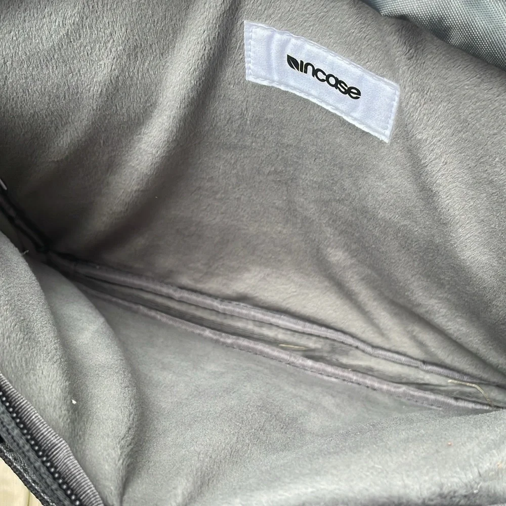 LIKE NEW- INCASE LAPTOP BAG (BLACK)